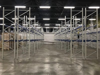 Поставка и монтаж складских стеллажных систем для размещения 603 паллет на складе компании «Каравела».7